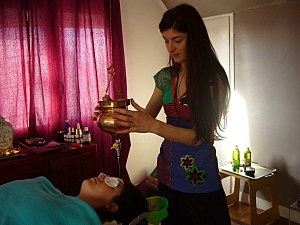 Magaly Barraud, masseuse qui pratique un soin ayurvédique shirodhara