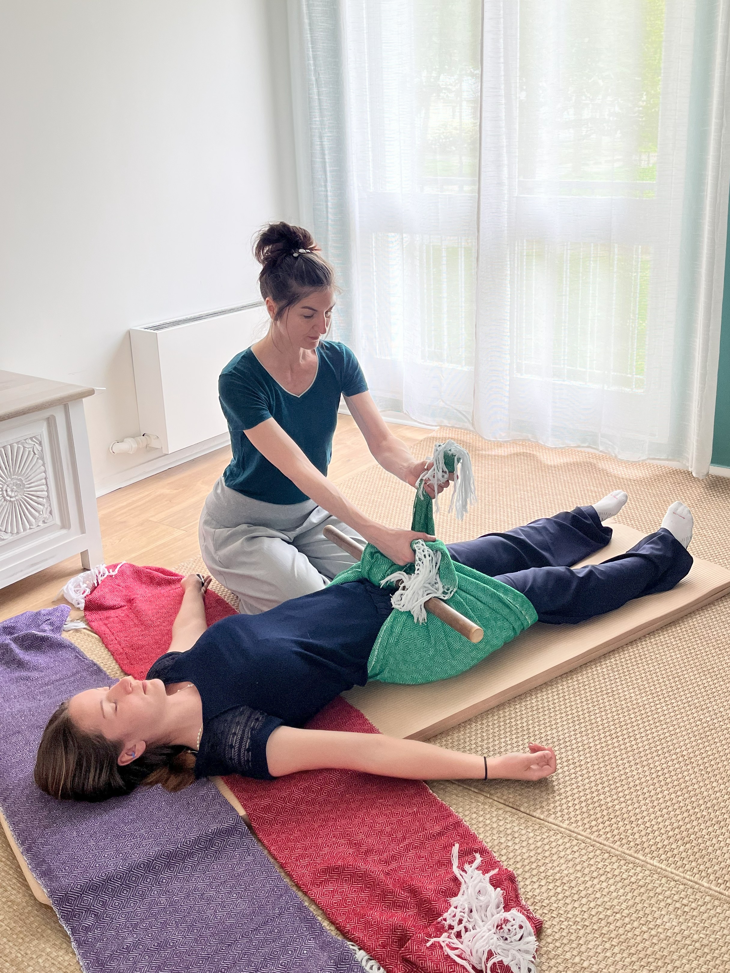 serrage de bassin pendant un massage Rebozo, en formation à Rennes