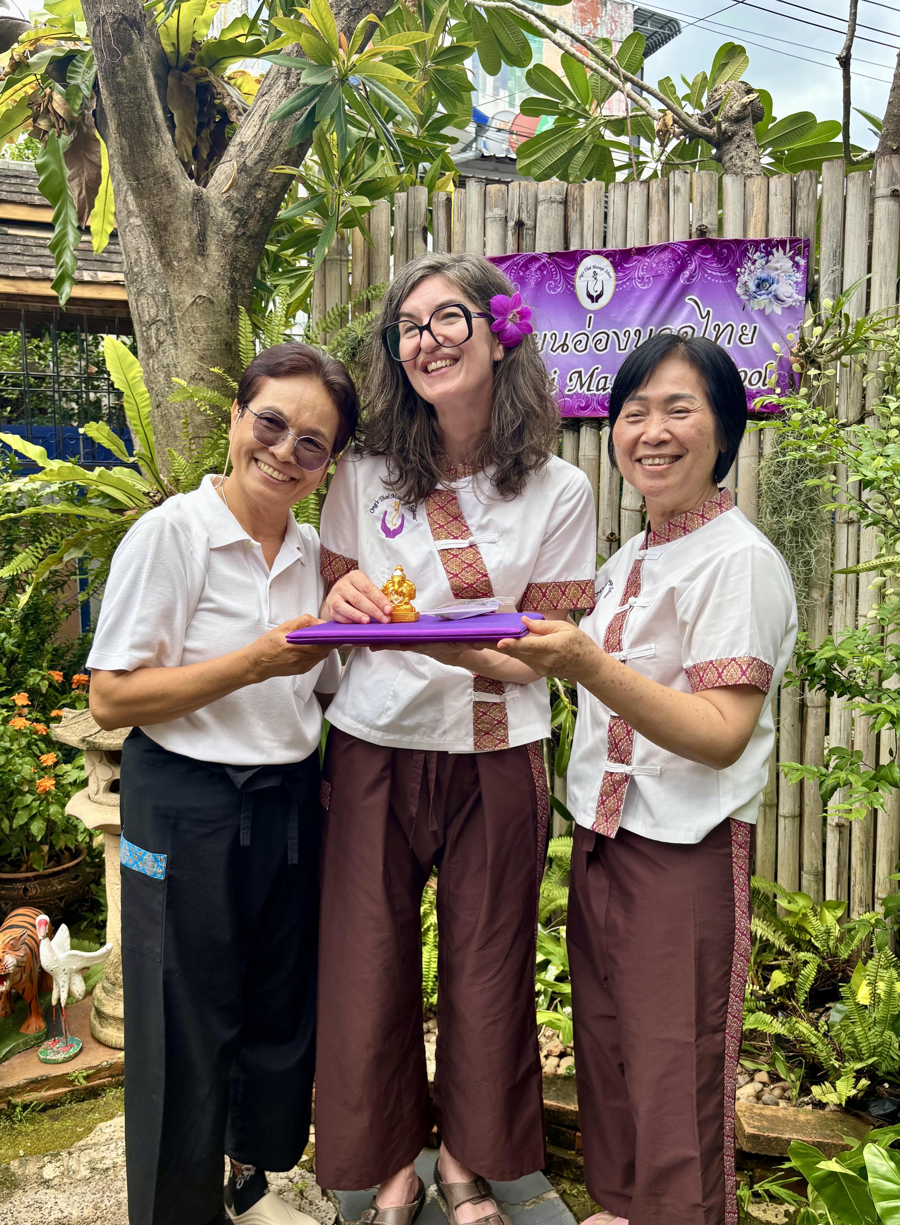 Remise de diplome en massage thailandais pour la formatrice Magaly Barraud