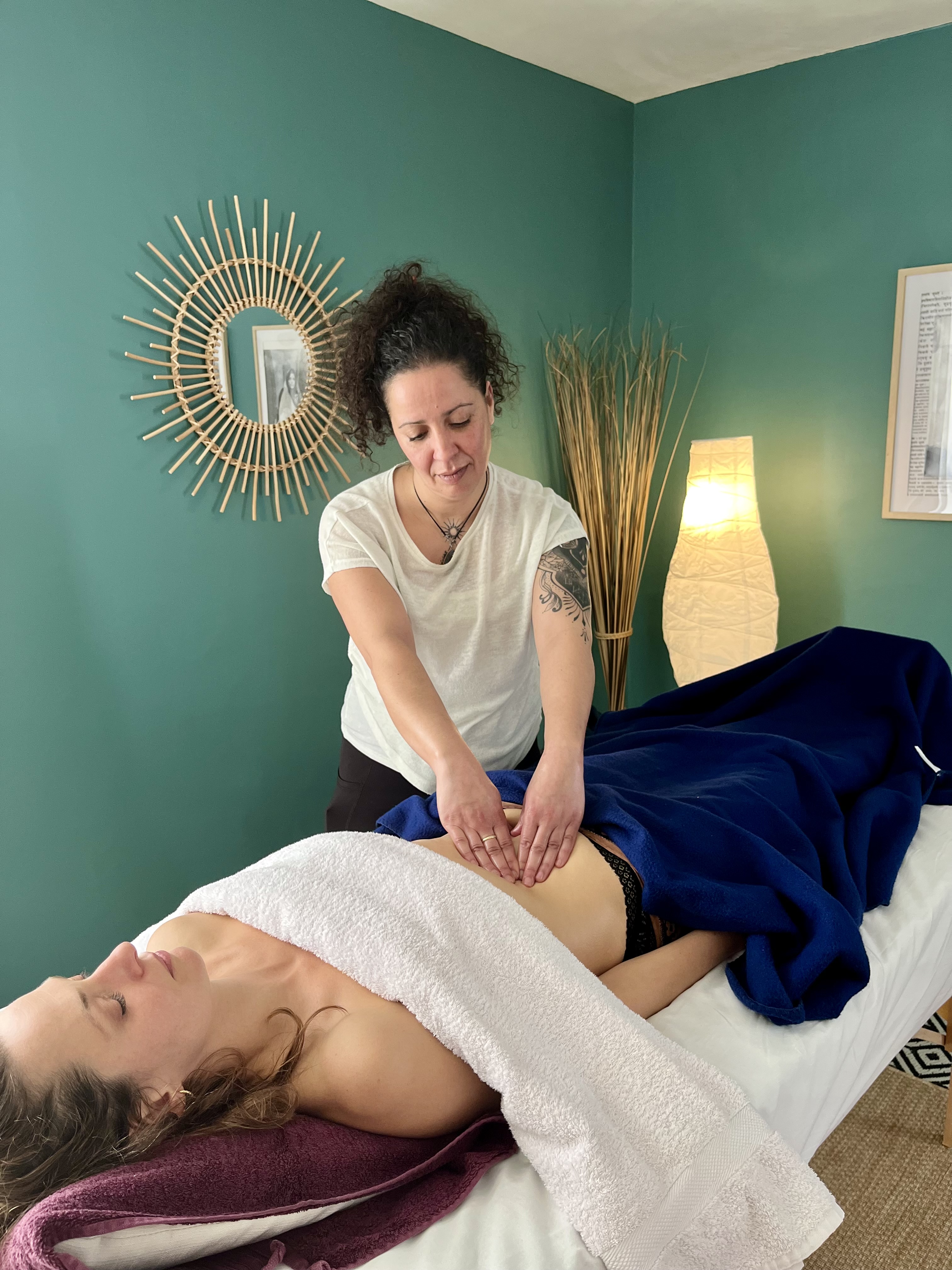 femme qui masse le ventre pendant un cours de massage à Rennes en Bretagne