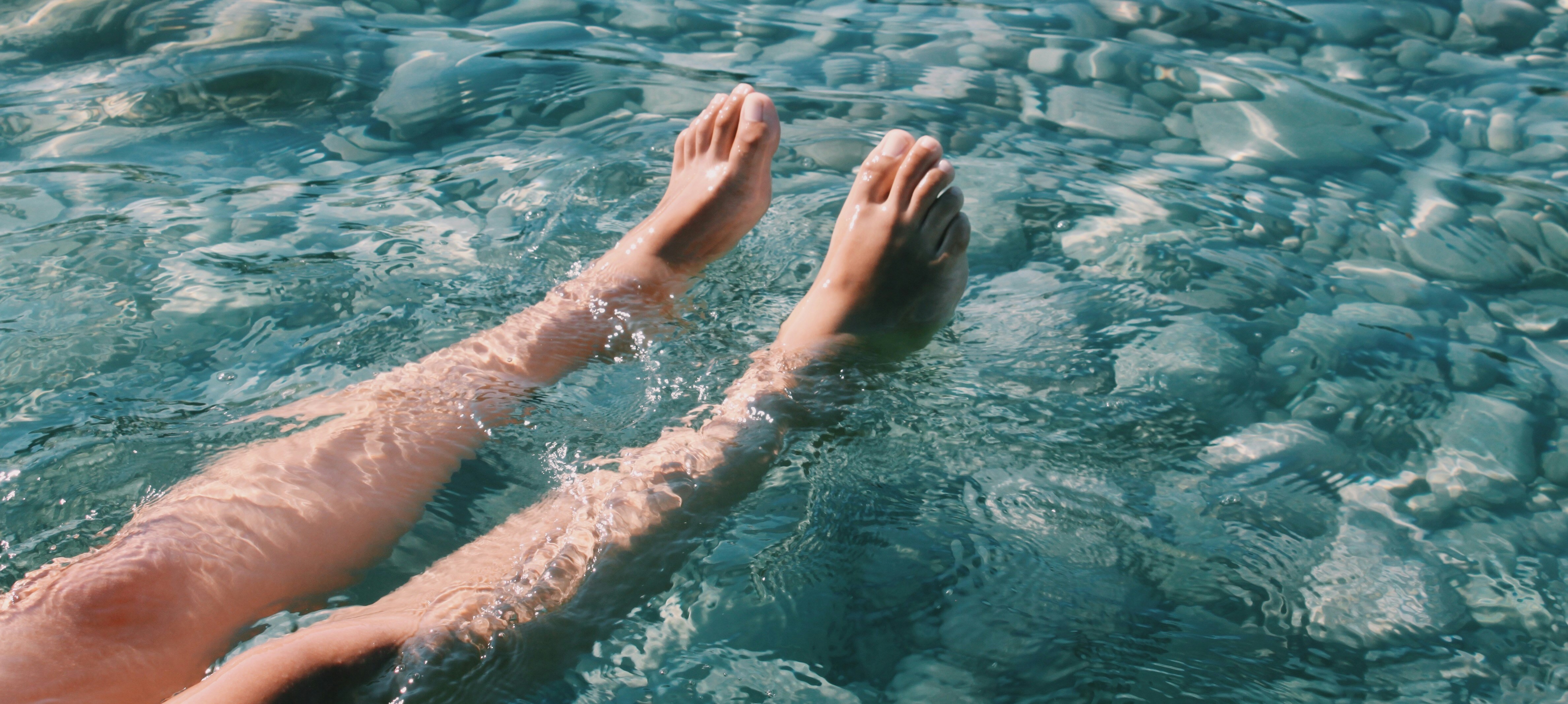 jambes flottant dans l'eau après un drainage lymphatique en Bretagne