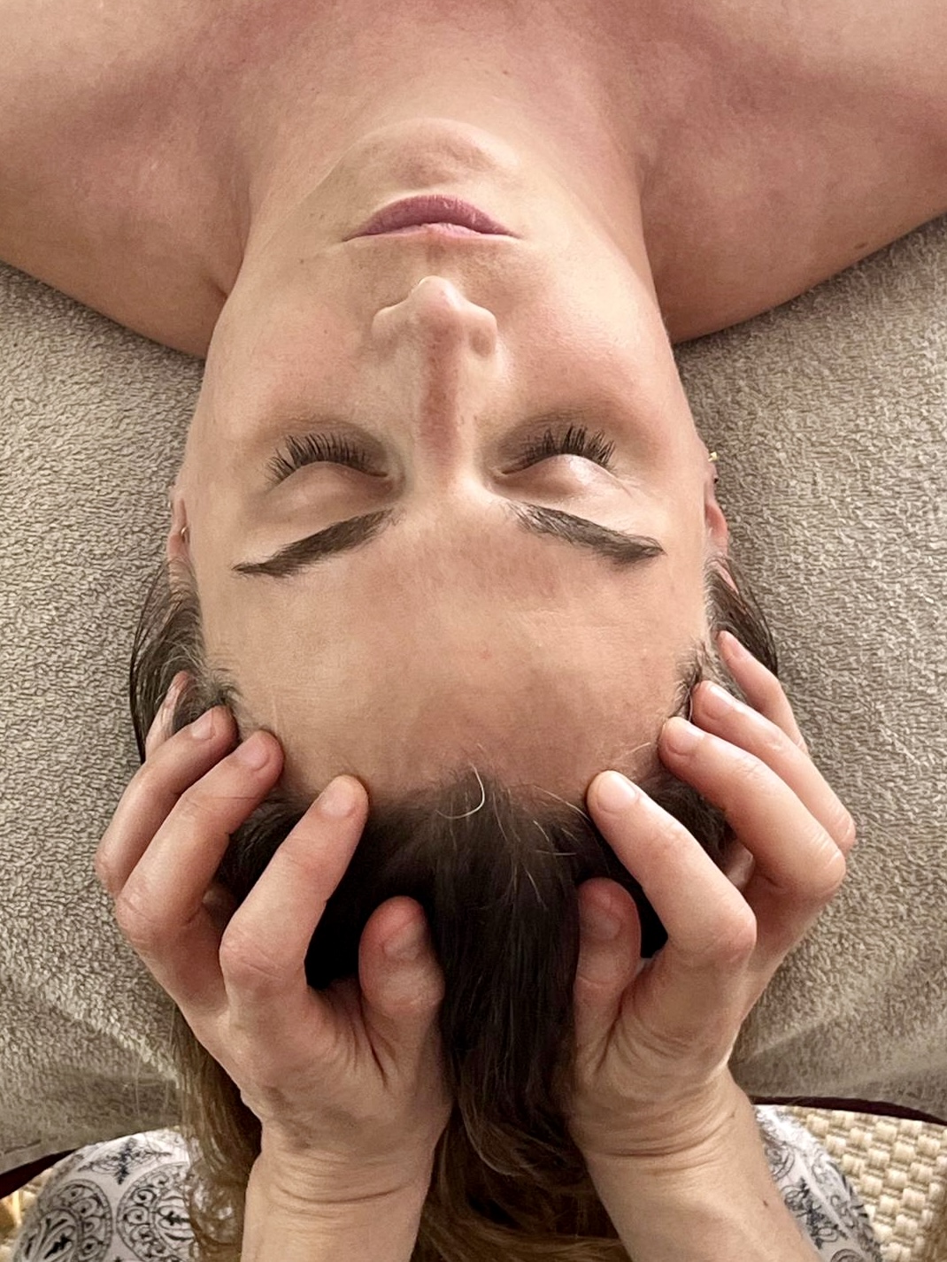 massage crânien ayurvédique lors de la formation au Shirotchampi à rennes chez Ananda Bien etre