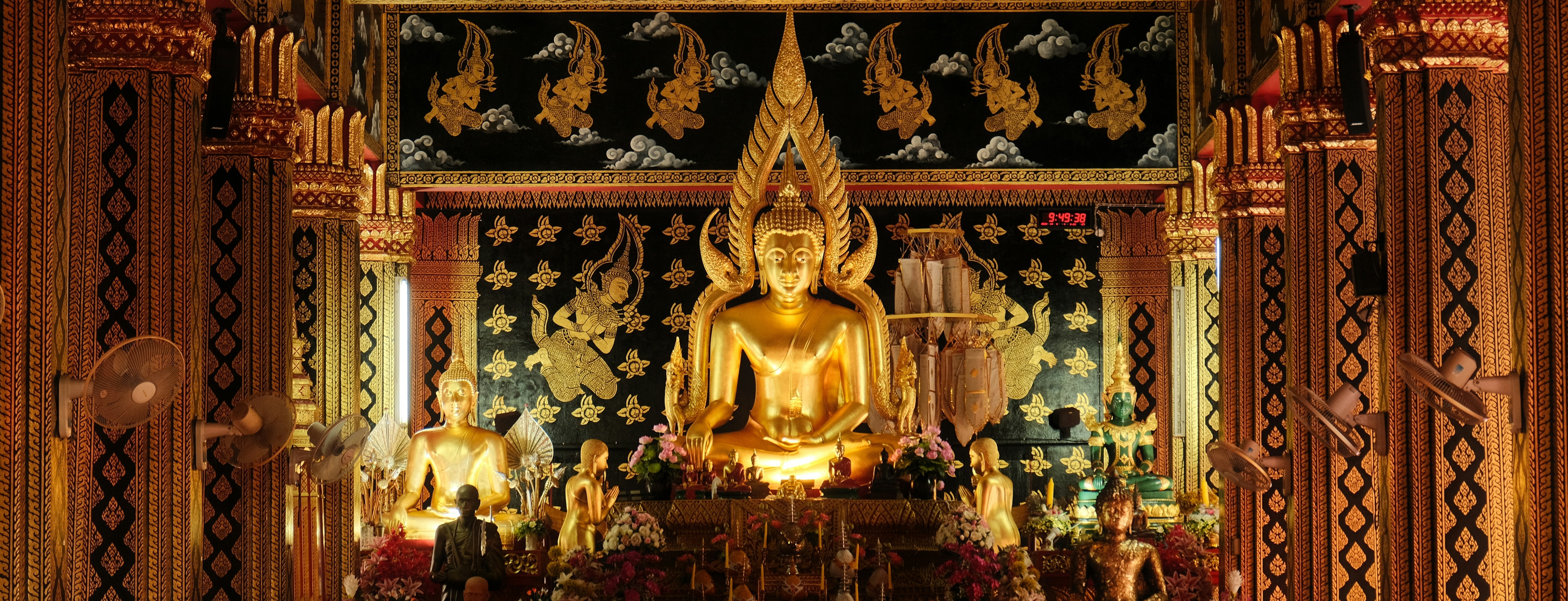 Bouddha sur un autel en Thaïlande, au coeur de la tradition du massage thaï