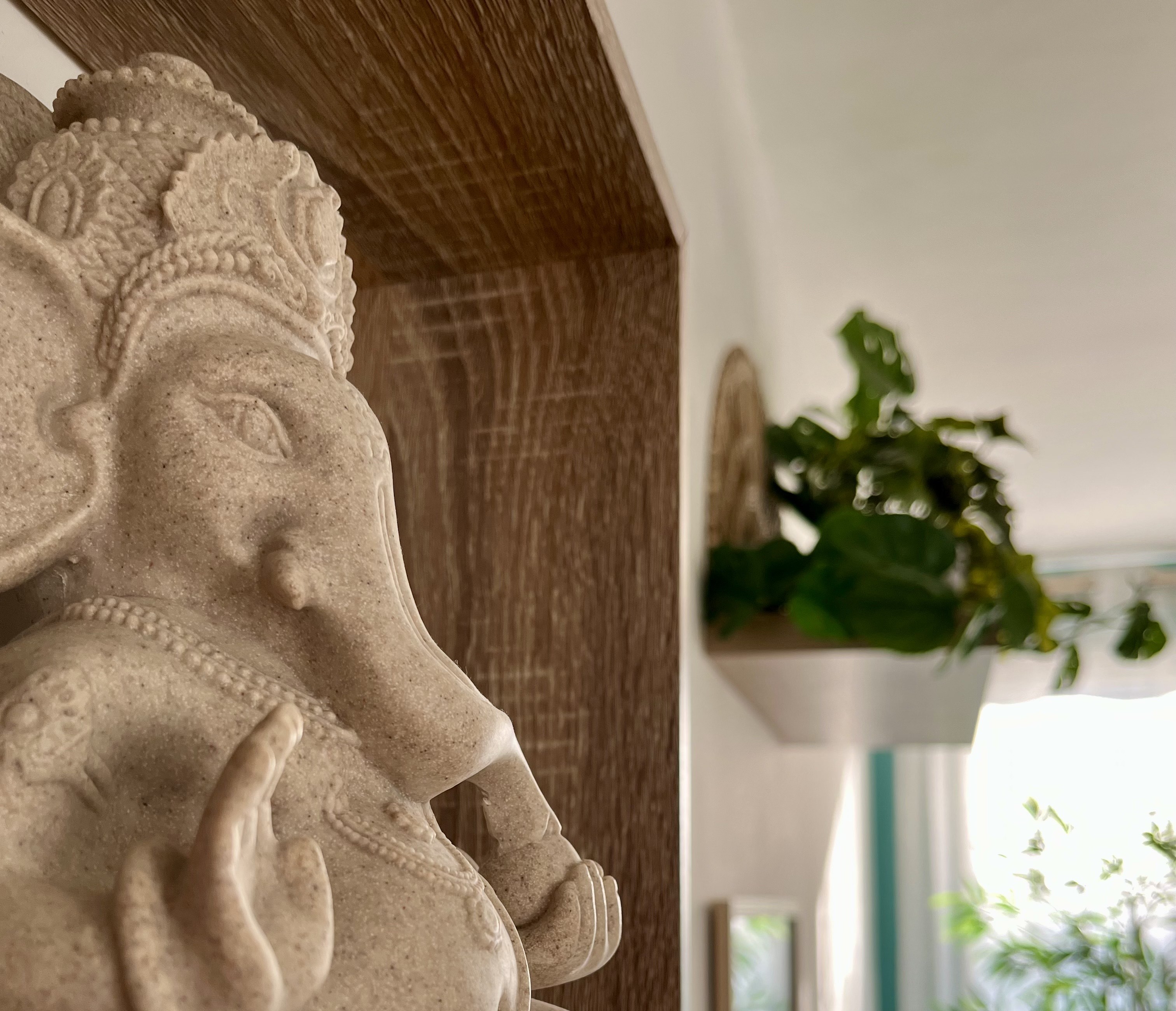 Ganesh, déco dans la salle  de formation au massage Pa Khaw Ma à Rennes